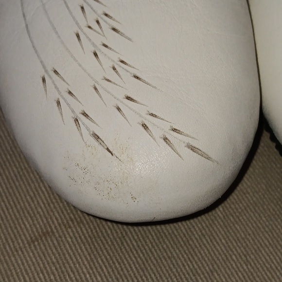 Manitobah Mukluks white leather ballet flat - Picture 8 of 9